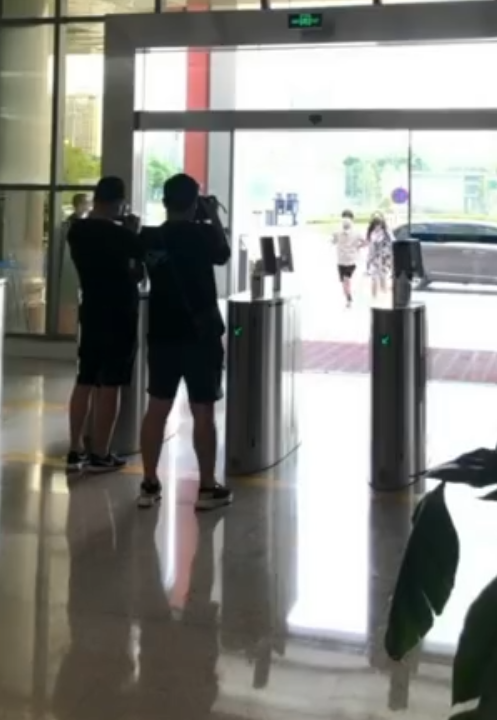 谢娜生完二胎复工，不忘与张杰撒糖，将老公保温杯随身带在身边