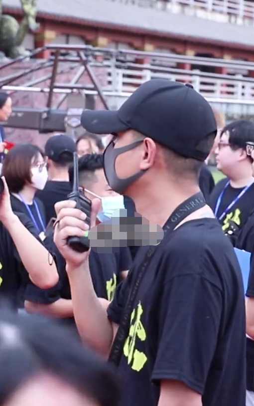 37岁文章近况曝光，脖子和手腕上大金链子太抢镜，片场抽烟好惬意
