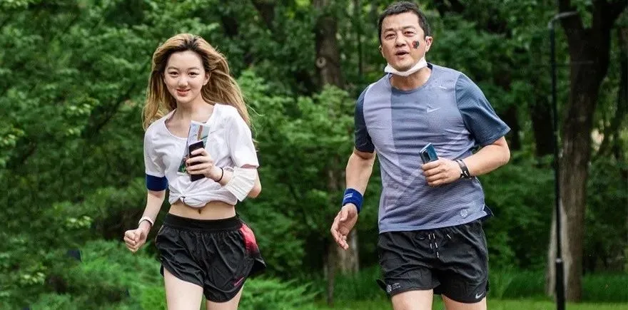wenno:李亚鹏亲吻15岁女儿大腿惹争议:这样的父