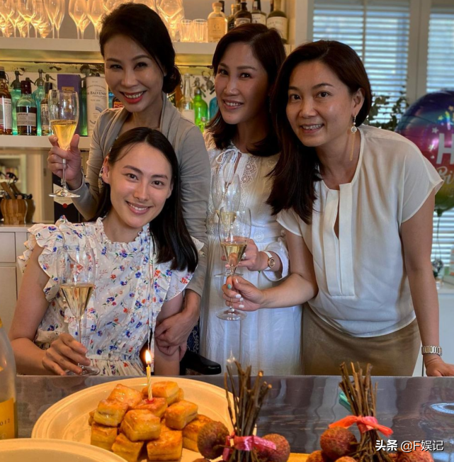 梁洛施带着儿子出去郊游 儿子造惊喜送亲手制作“大贺卡”为其庆生