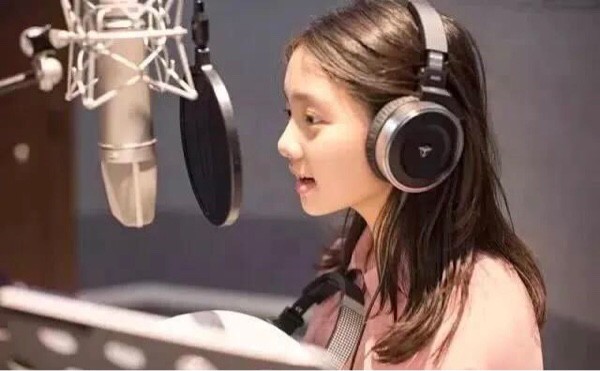 多多長大了！ 與孫莉戴墨鏡合照難辨別，捨棄成熟風改穿白衣顯清純