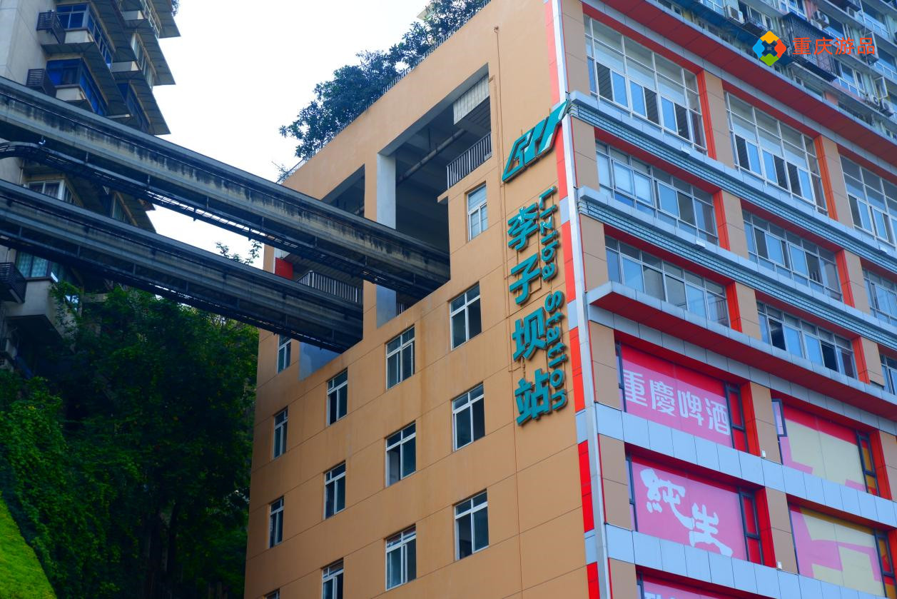 从3种不同角度来看重庆李子坝，轨道穿楼的奇观，真的令人惊叹