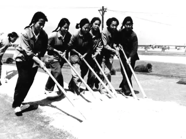 记录火红年代青春岁月的照片