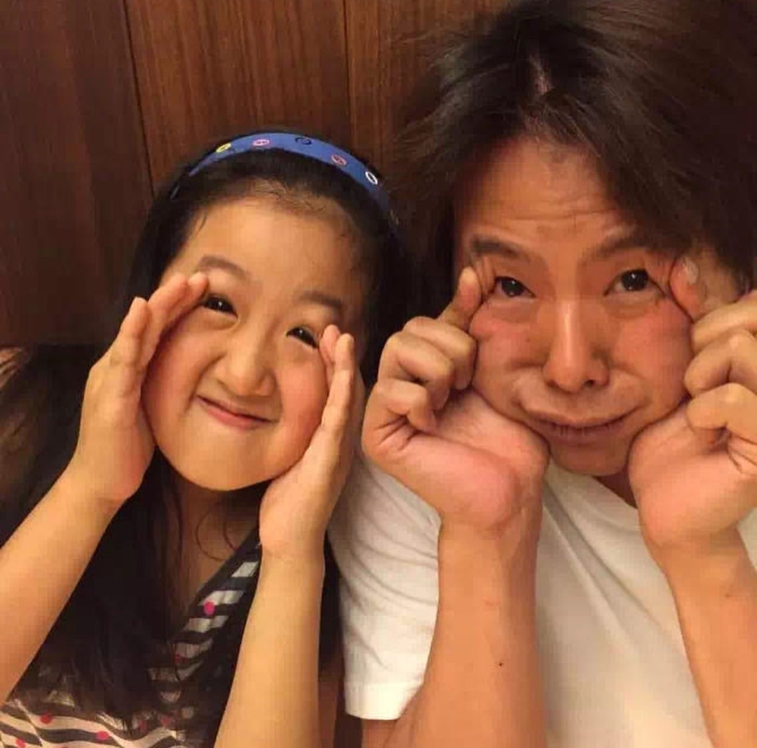 贾静雯回忆黄鸿升点滴，悼念孩子干爹，修杰楷翻看旧照落泪发文