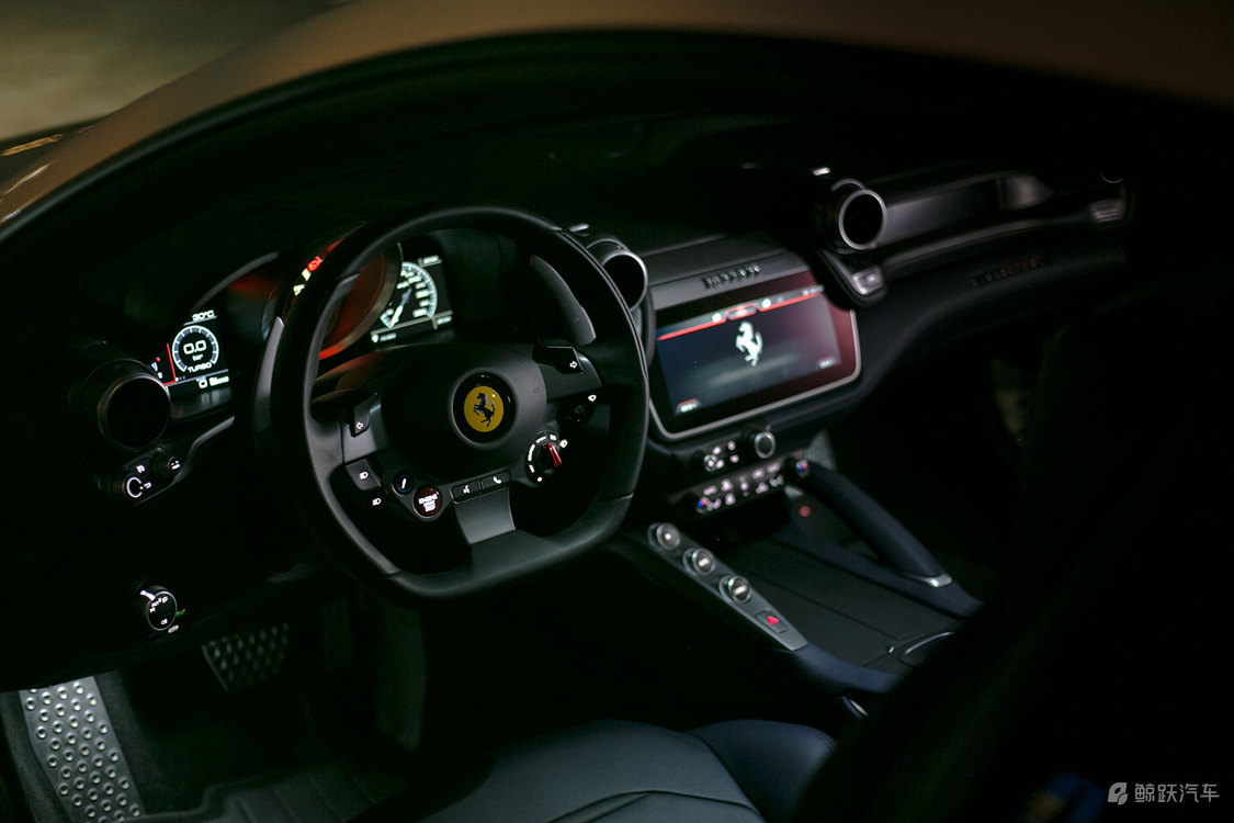 f8 tributo 的内饰风格更接近它粗略地看的确很像,f8 tributo 的中控