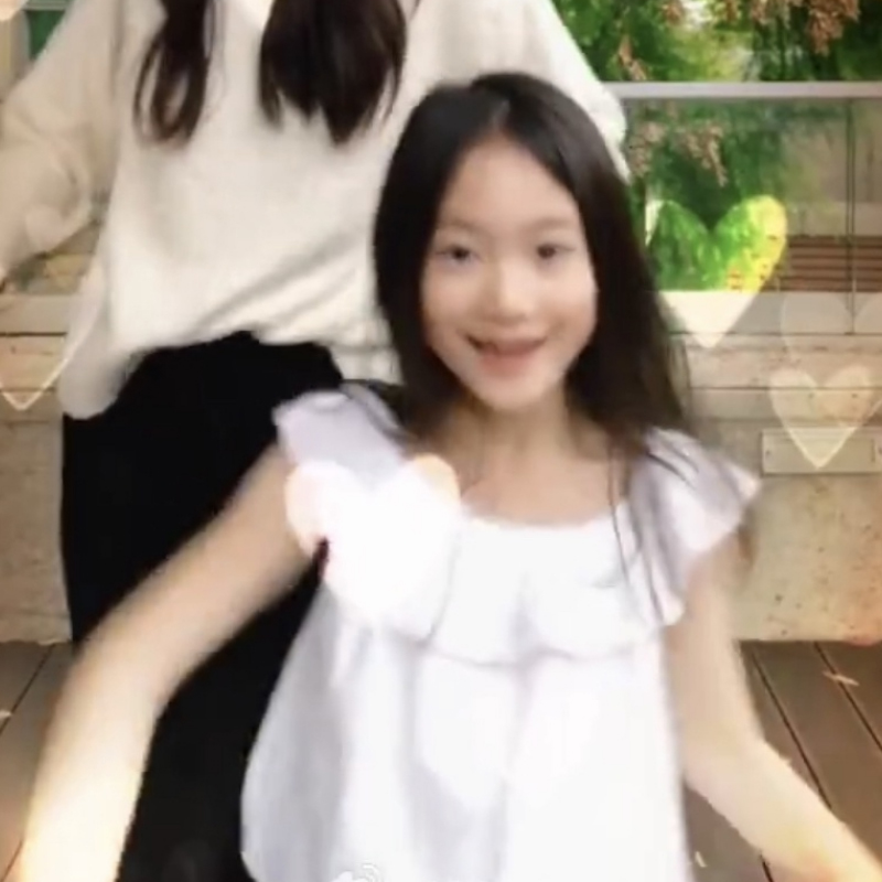 李小鹏女儿是放开了长？长发披肩气质出众，可样貌却有点意料之外