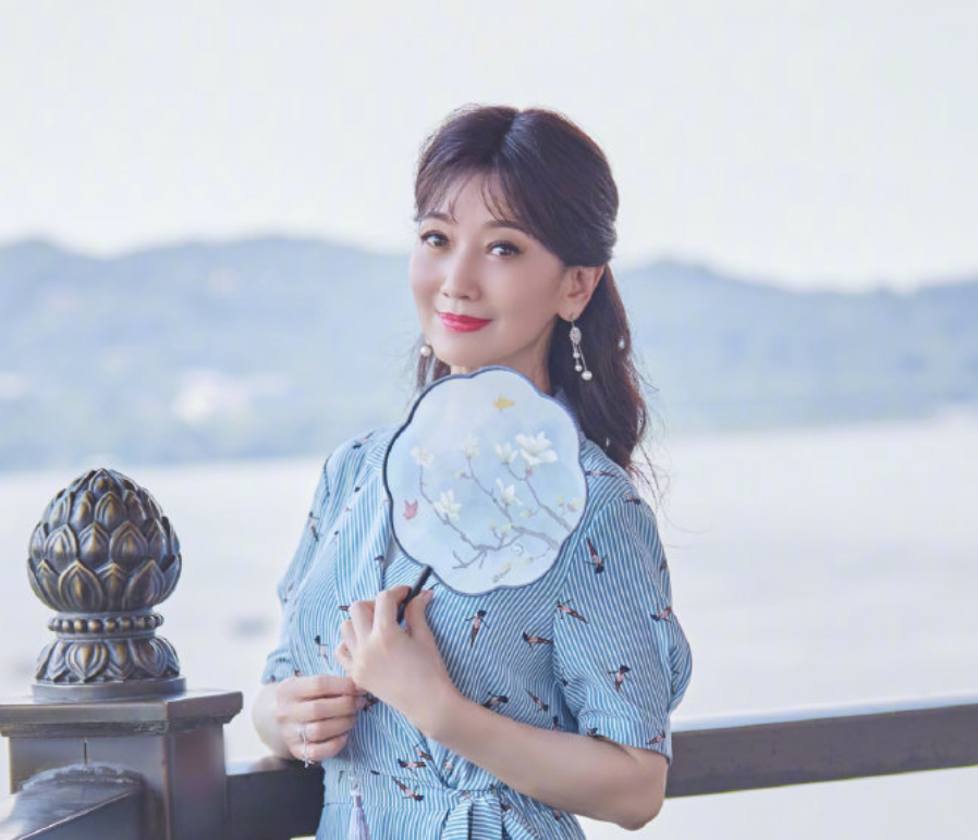 赵雅芝重游雷峰塔，“白娘子”这个角色跟了一辈子
