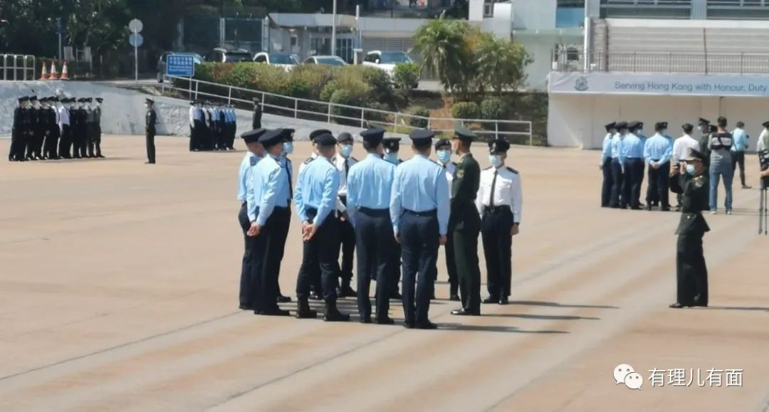 香港警察迈着解放军的步伐走来了！