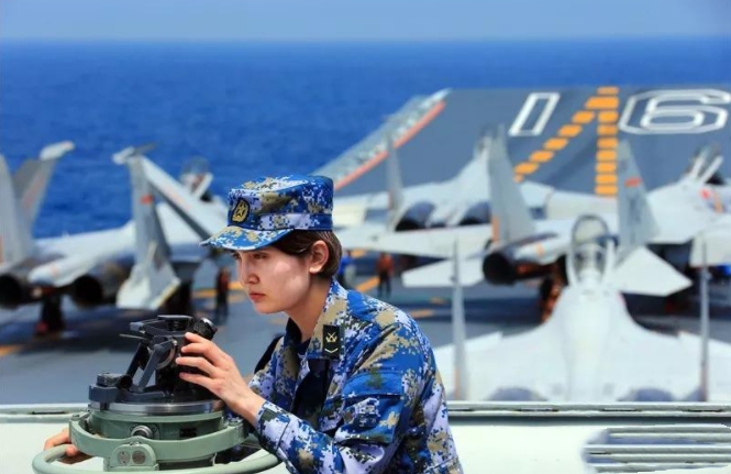辽宁舰最美掌舵人：同龄人开车她却在开挂，2