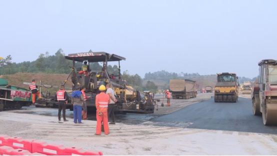 成宜高速宜宾段主线路面铺筑完成 预计年底通车