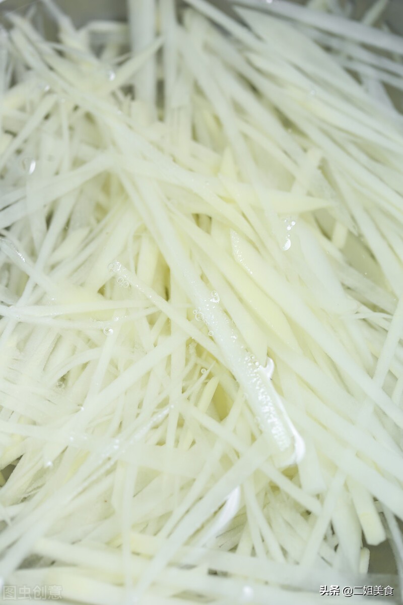 切土豆丝总是粗细不均匀，大厨教您新方法，又快又细，太实用了