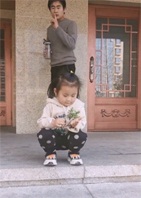 搞笑gif神评：小姑娘，你是不是有很多的问号