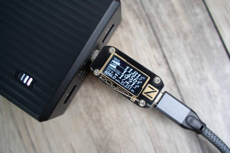 一斤半，小米10充6次电：ORICO 30000mAh充电宝