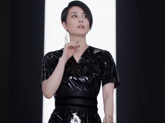 51-year-old Faye Wong has a sultry figure, uses a belt to draw a 