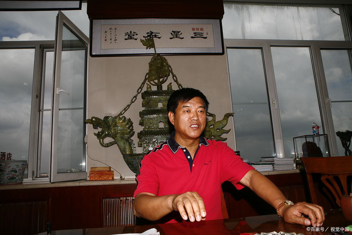 一把火烧出600亿！他脱下警服接手小破厂，三剂