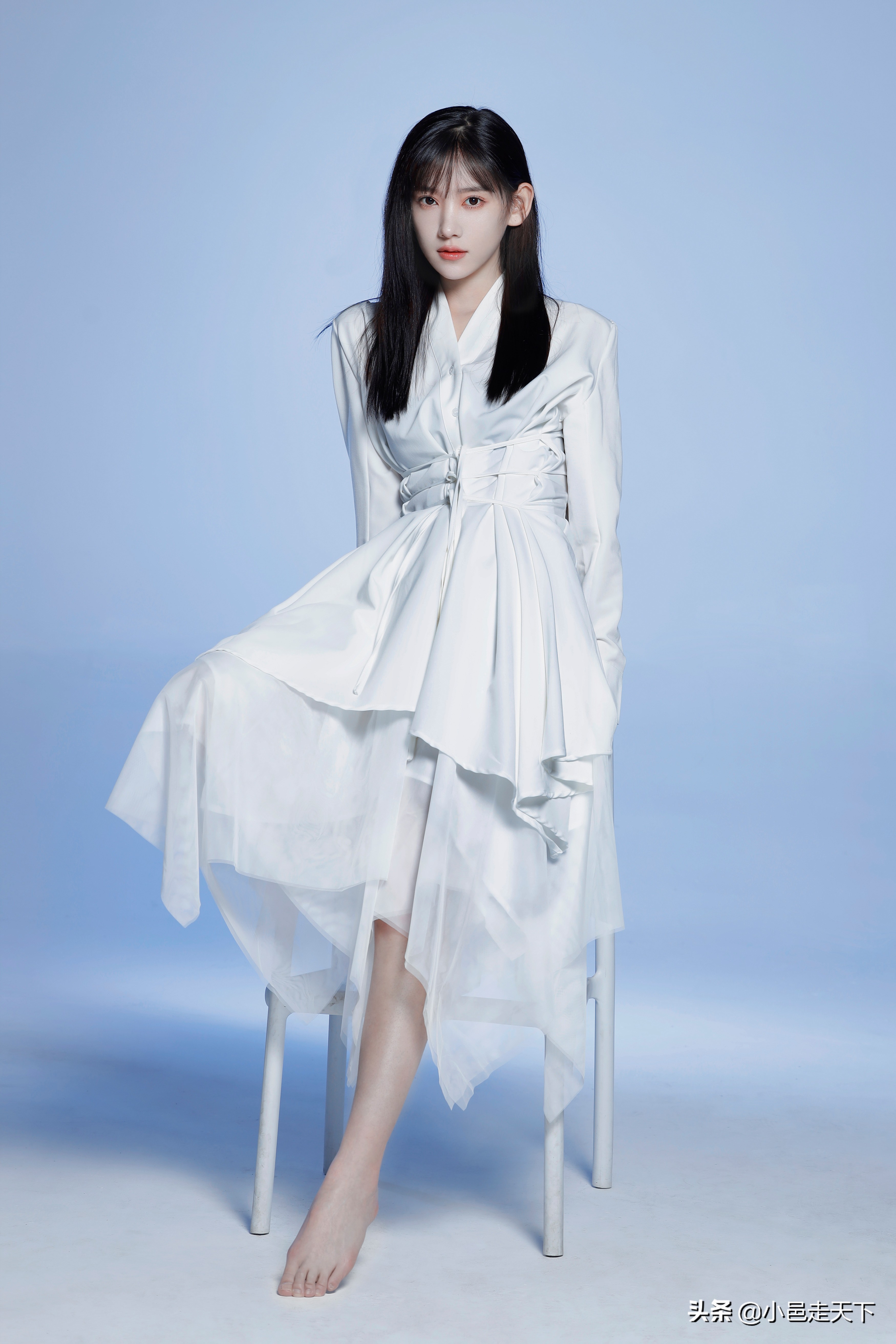 Li Muchen white dress with long hair photo - iNEWS