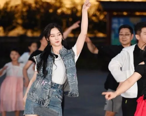 徐艺洋被《创3》淘汰后参加新综艺，张绍刚对她照顾有加