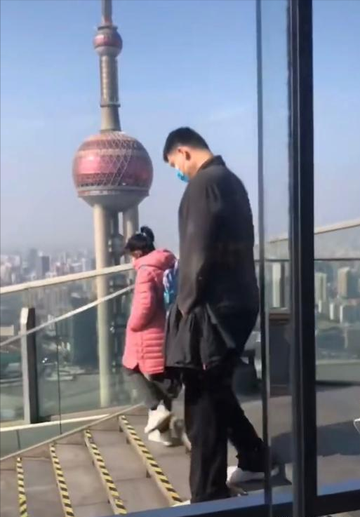 姚明一家三口外出，10歲女兒鞋子似40碼背包迷你，儀態超像爸