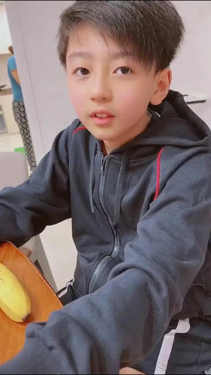 网友偶遇张柏芝大赞真人太美，高糊镜头难掩美貌，星范十足