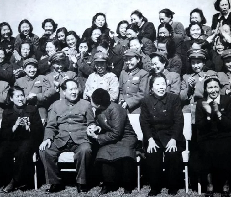 中國女性有當今的平等權利，毛主席是最大功臣