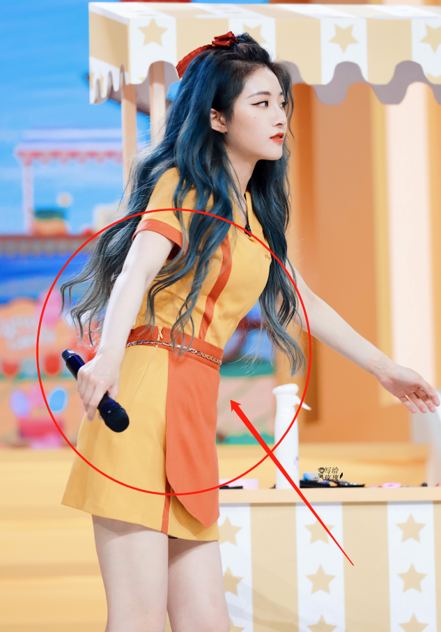 THE9成员cos破产姐妹造型美图来一波,全员统一穿T恤,喻言不一样？