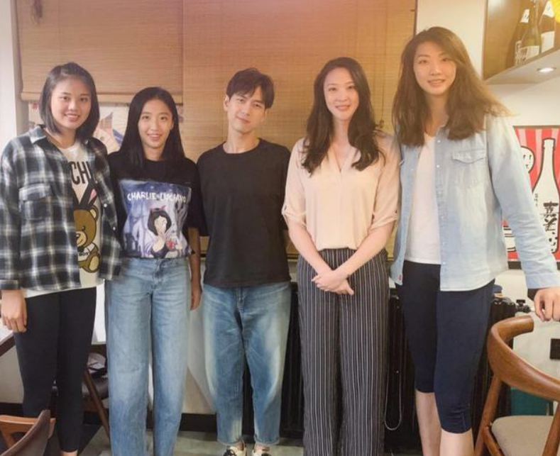 女排和明星合影：1米85不够看，凤凰传奇像小矮人，朱婷小鸟依人