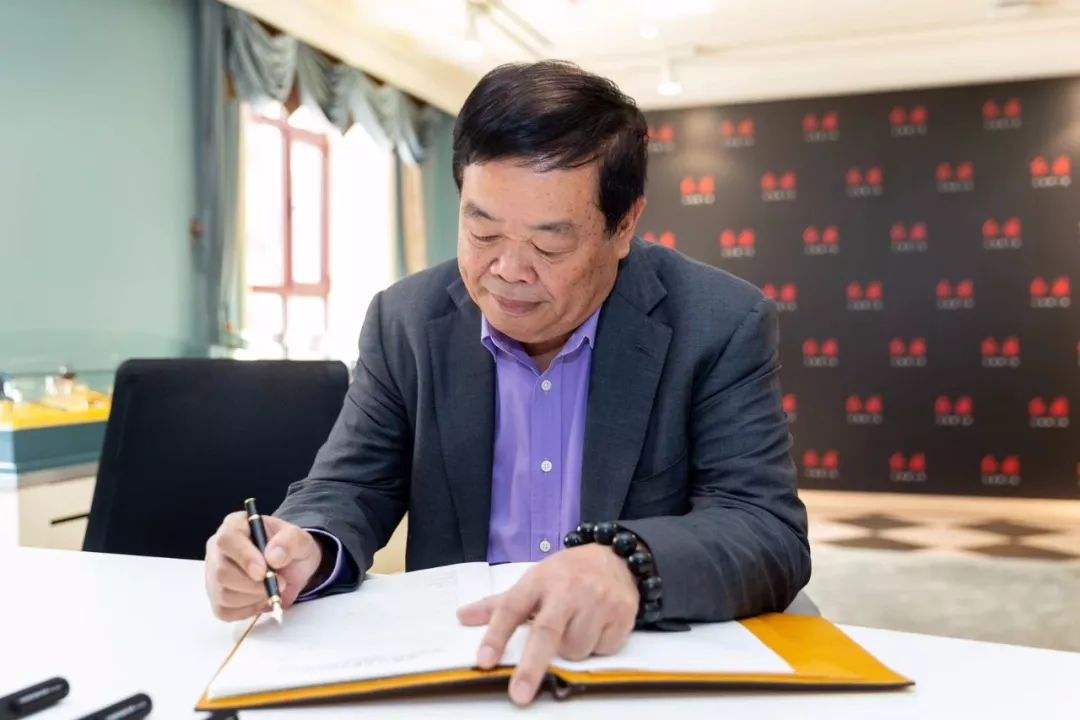 曹德旺背景有多强？白手起家是不存在的，父亲是上海滩商界大亨
