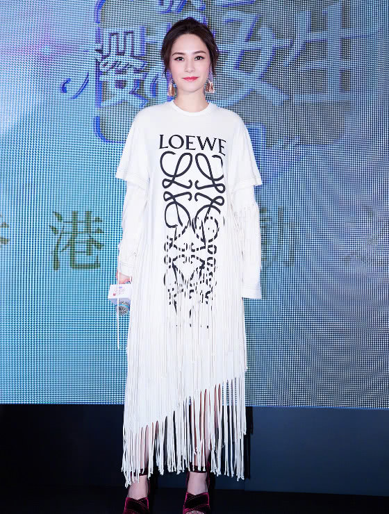 阿娇亮相活动，把“挂面”穿上身又矮又肿，网友：全靠颜值在撑