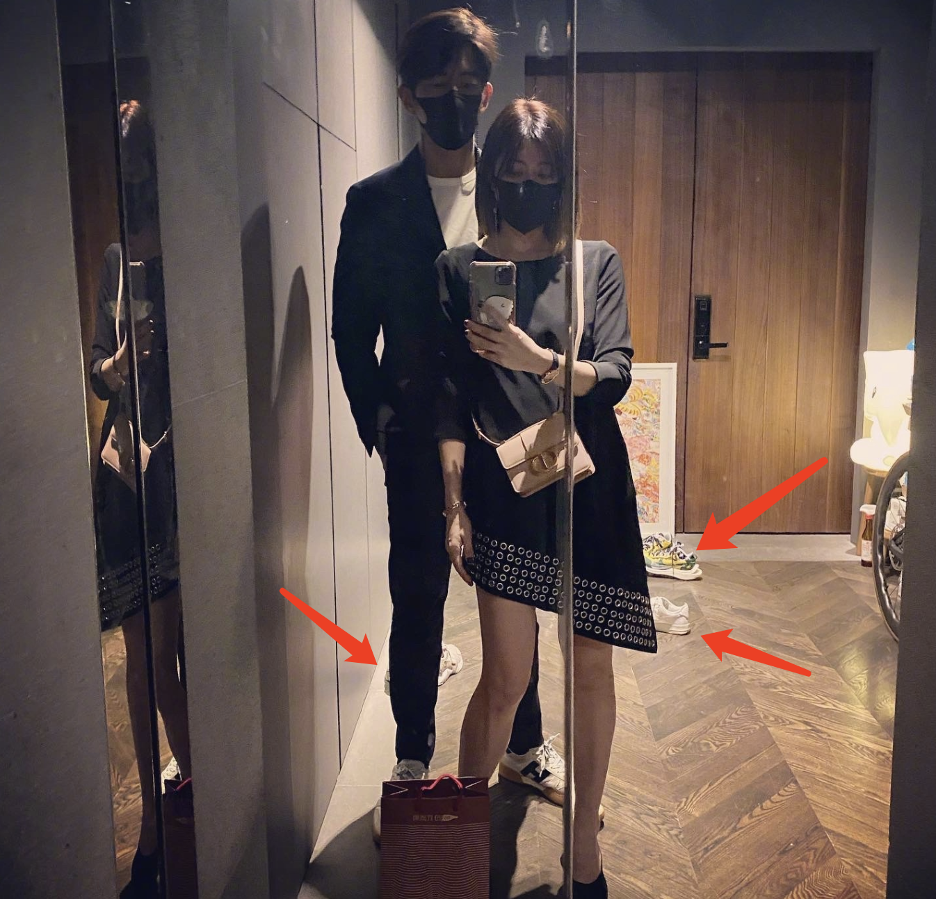47岁贾静雯晒庆生照，与修杰楷甜过二人世界，与女儿合影画风搞怪