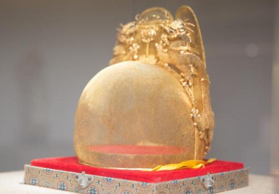 In 1957, the Mingding Tomb was excavated, and the emperor's pure gold