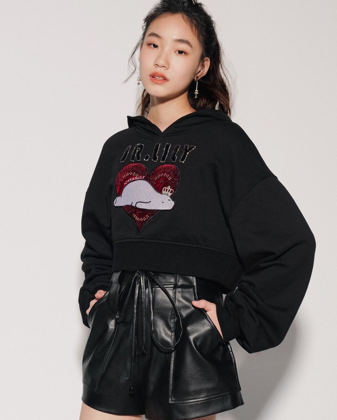 小s二女儿单独拍大片身材好，Lily笑容甜美曾被称为女版易烊千玺