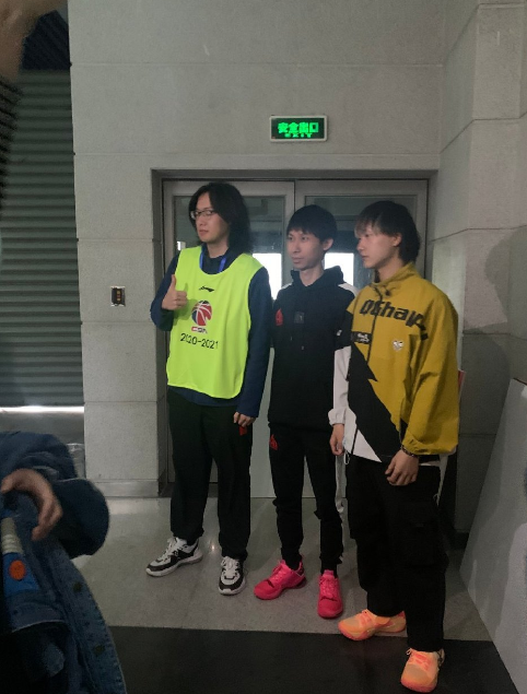 Dream tear shows body CBA to star completely, fan is being grabbed in succession request group photo, be worthy of is the card face of KPL