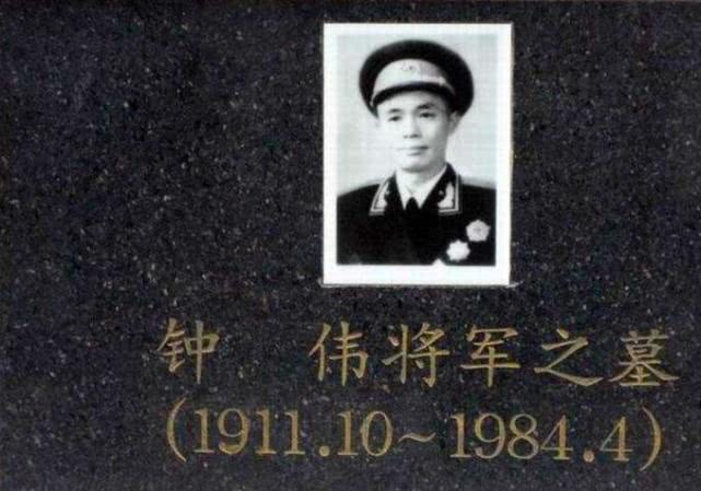 父母望子成龍，他是開國少將，為何卻讓兒子和孫子都回家種地