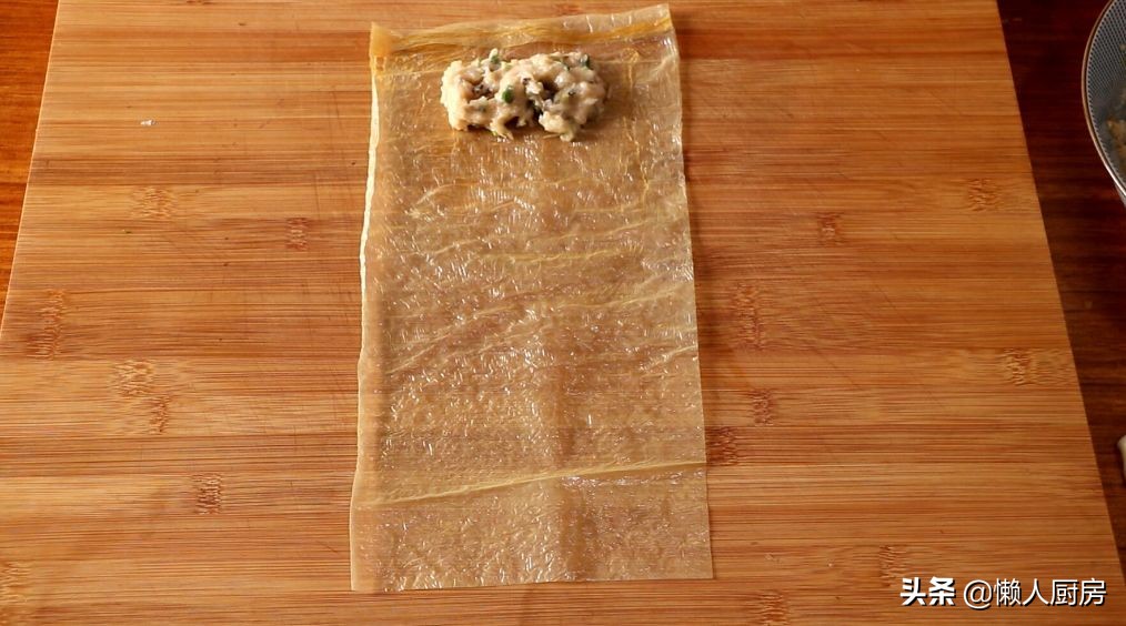 豆腐皮别只会烧汤，配上虾仁和莲藕，做成这道小吃，口感很丰富