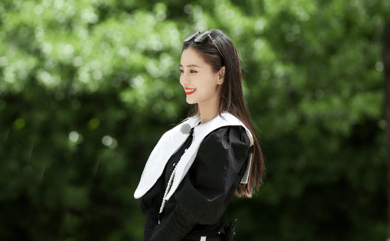 毛晓彤躲角落抽烟被拍，粉丝纷纷维护，杨颖抽