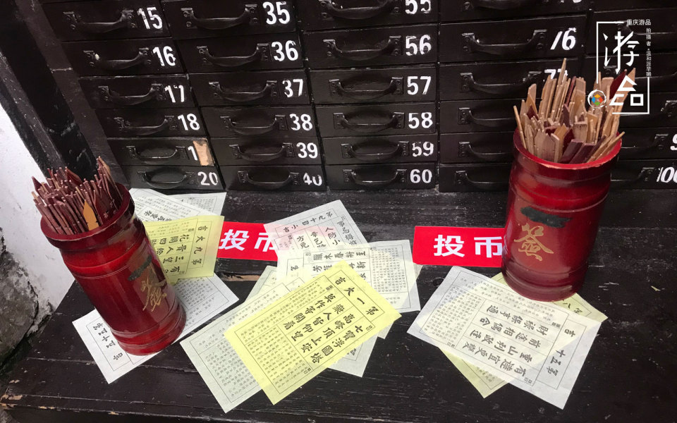 重庆磁器口“全自动算命机器”，随缘给钱，人气居高不下