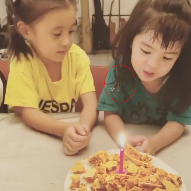 贾静雯仨女儿久违同框，4岁波妞涂绿色眼影搞怪大笑，黑虫牙抢镜