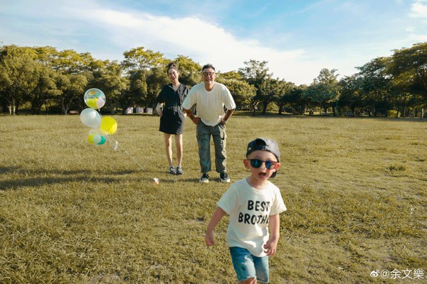 余文樂帶妻兒出門遊玩，寵溺看老婆打球，兒子發脾氣兩人半蹲輕哄