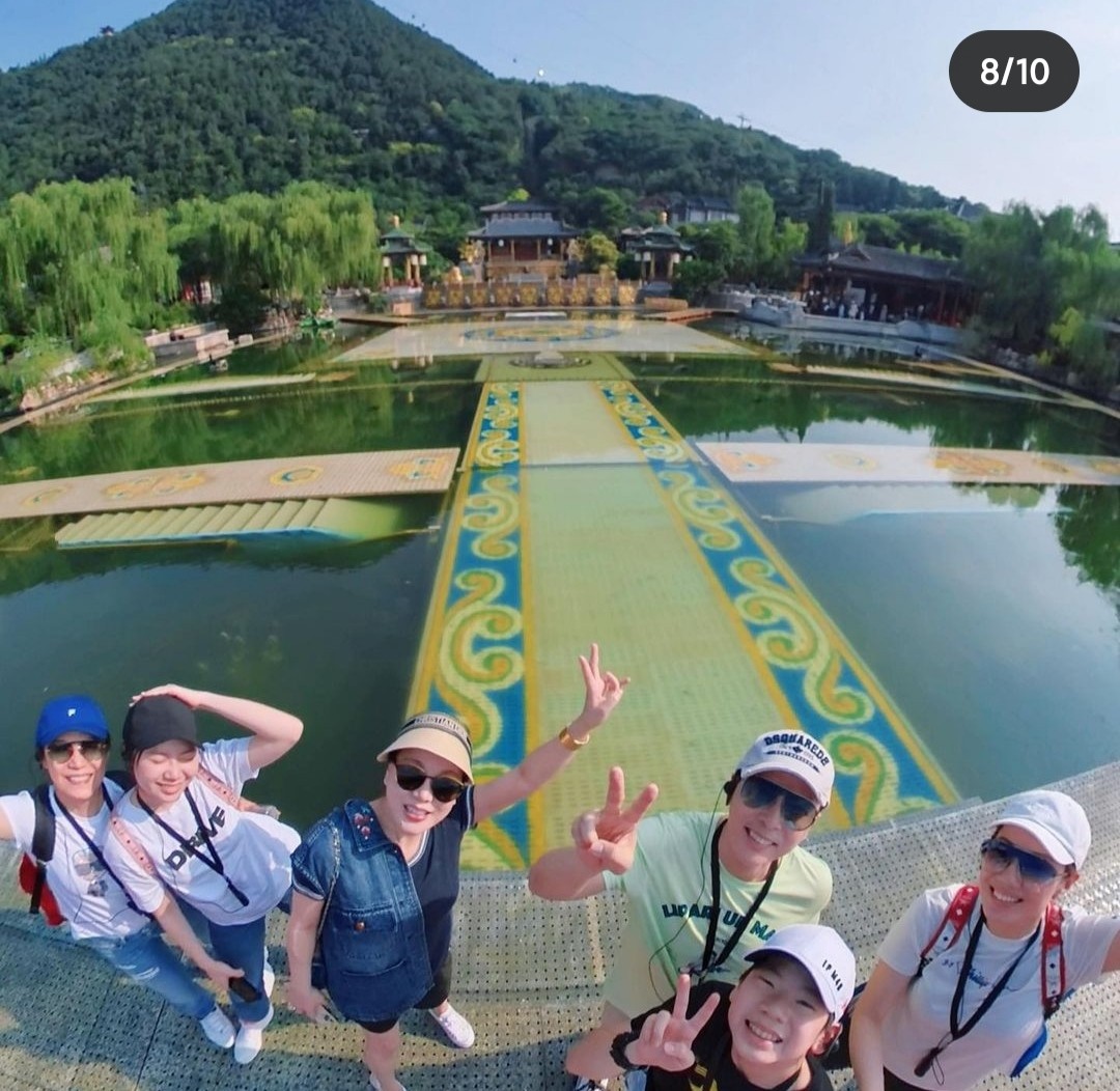 甄子丹全家赴西安旅游，儿女身高快超过爸妈，甄子丹搂妻子拍合照