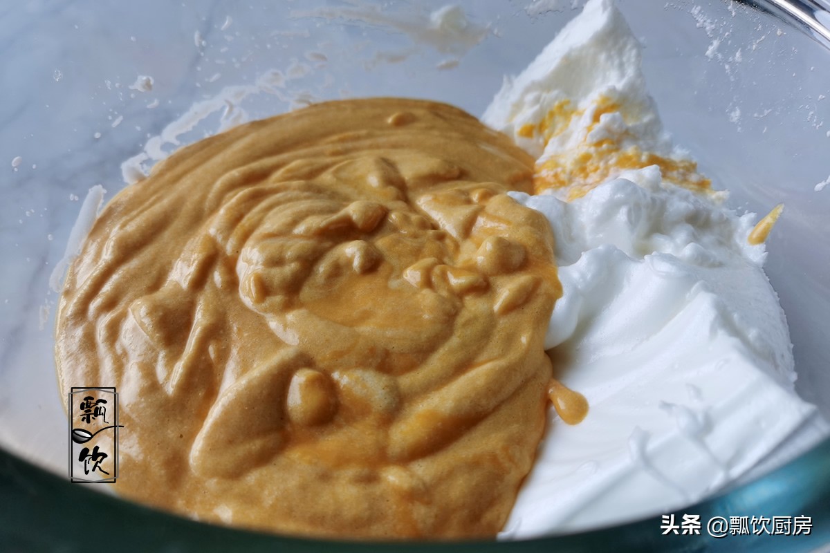 九月南瓜香，做成可口小蛋糕，营养又美味，孩子用手拿着吃超棒