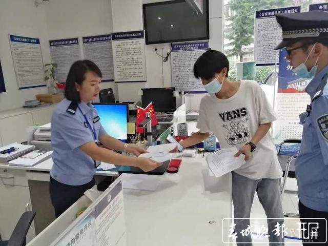 昆明两名考生忘带身份证，民警五分钟内开出证