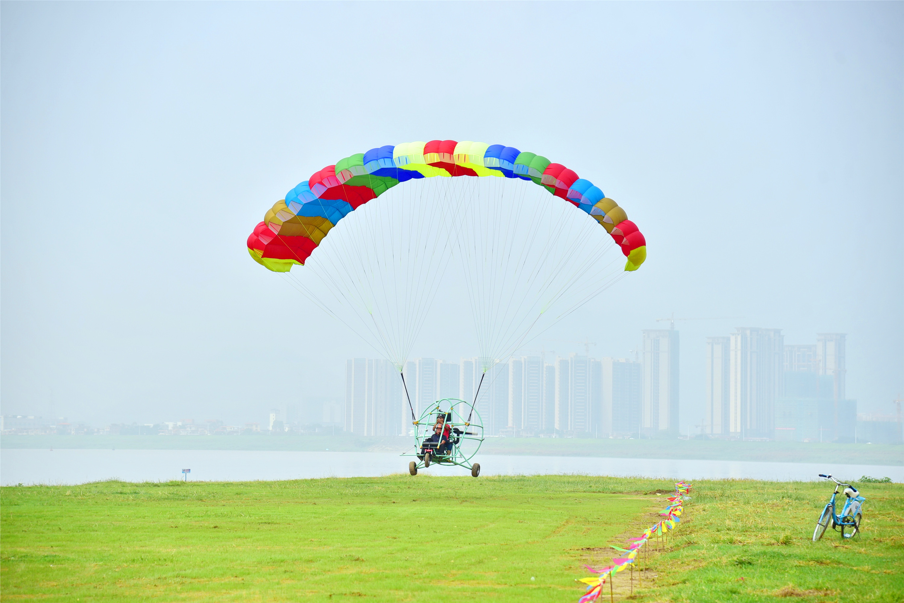 热气球赏日落乘坐动力伞做飞人肇庆航空文旅活动在砚洲岛举行