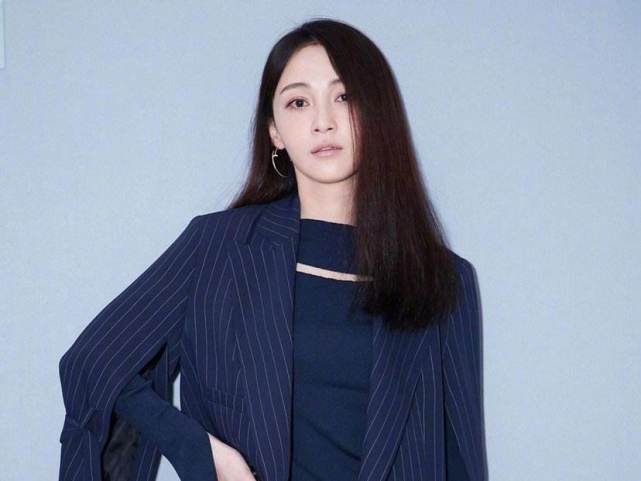 姚笛与富商老公宴请亲友，离开时夫妻俩与亲友