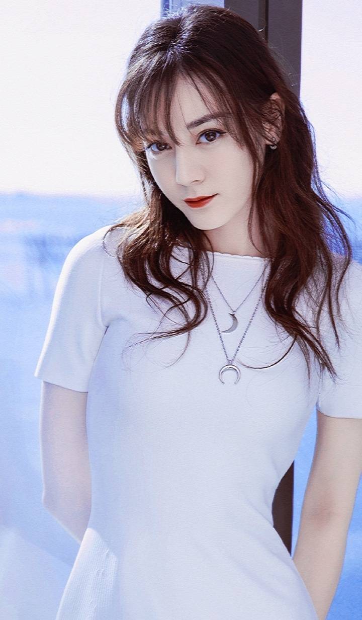 同是雪碧代言人，为啥迪丽热巴穿个小背心，李