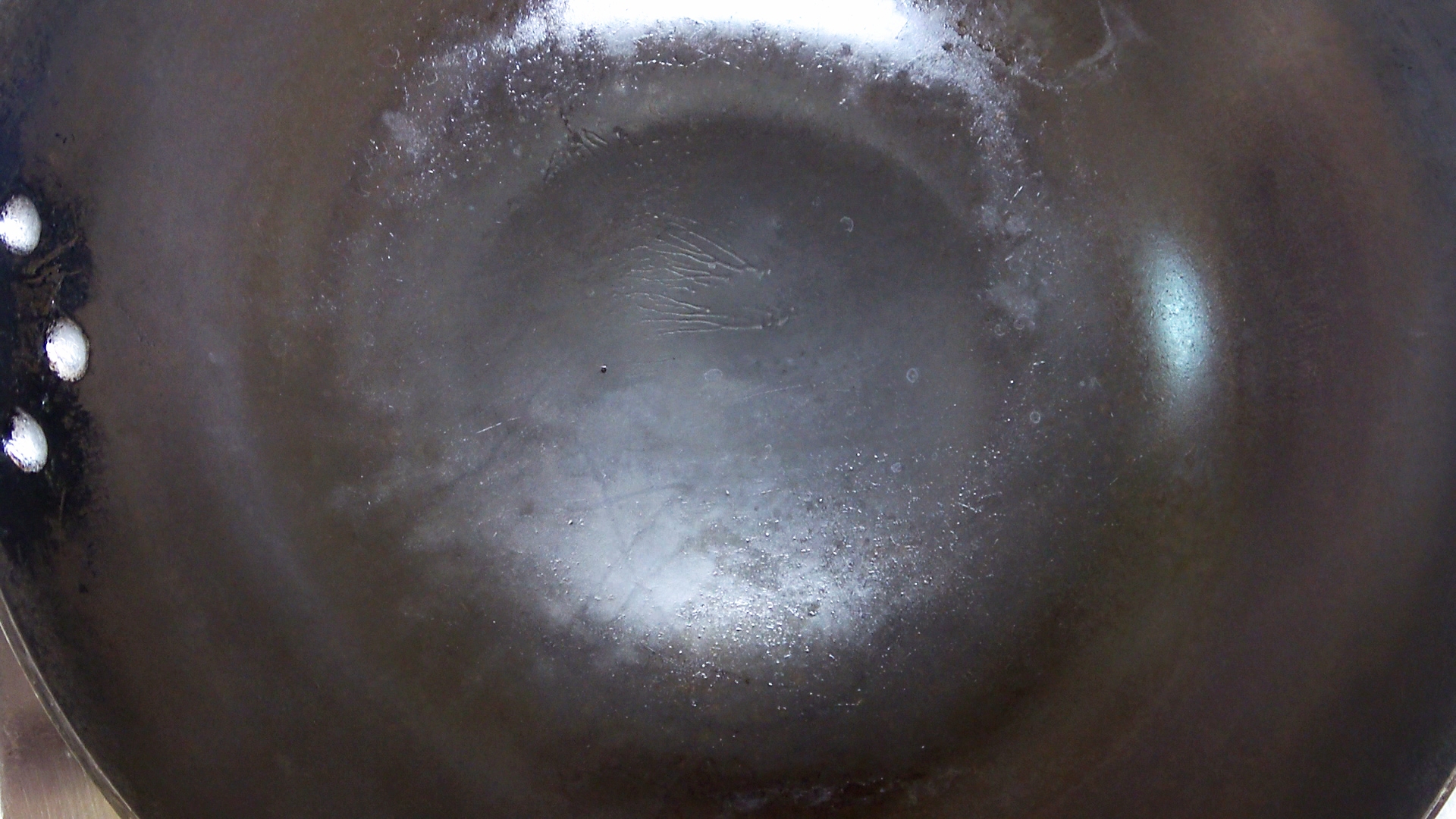 煎魚時，不要撒鹽和用薑抹鍋底，大廚教你一招，煎魚不粘鍋不破皮