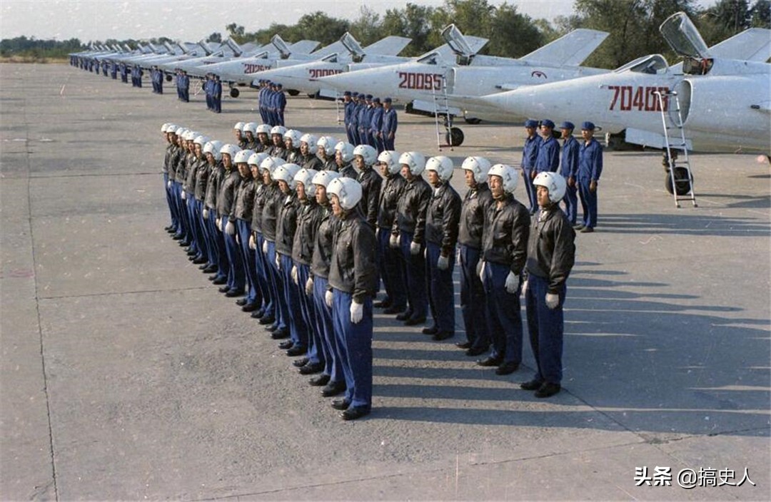 1984年国庆阅兵现场：告别一架飞机循环飞过天安门两次的年代！