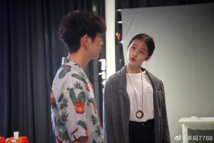 孫莉曬多多和何炅排練話劇，15歲多多氣質靈動，身材曲線愈發明顯