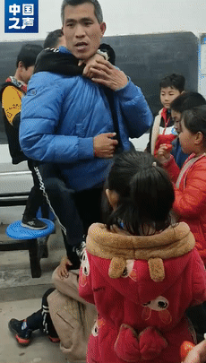 “农村的孩子总要有人来陪”，80后“校长爷爷”白了头