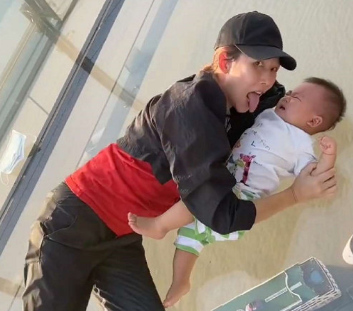 蔡少芬儿子躺玻璃栈道吓到哭，她却在一旁偷笑，网友：果然是亲妈