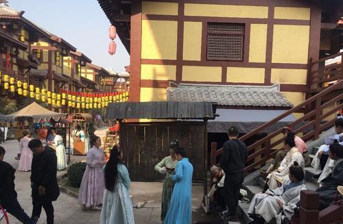 横店20万临时演员现状：光棍的世界，懒汉的天堂